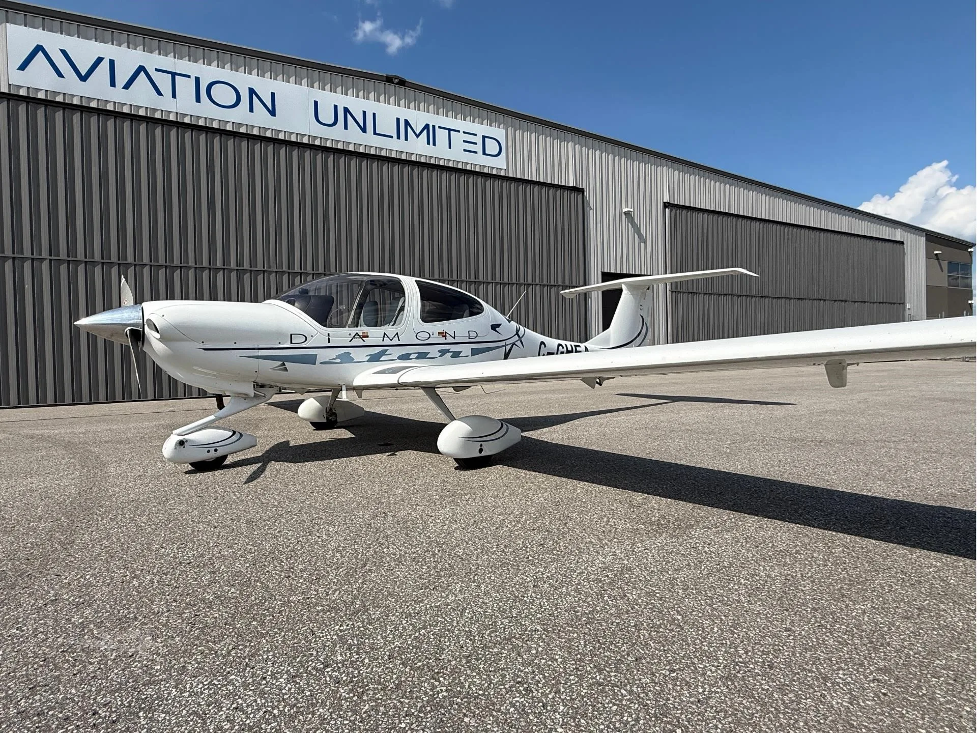 Exterior view of a 2003 DIAMOND DA40, C-GHEA.