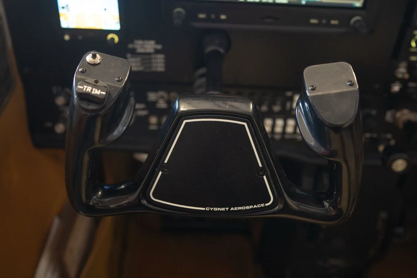 Cockpit and instrument panel of a Cessna R172K Hawk XP - Aerista.
