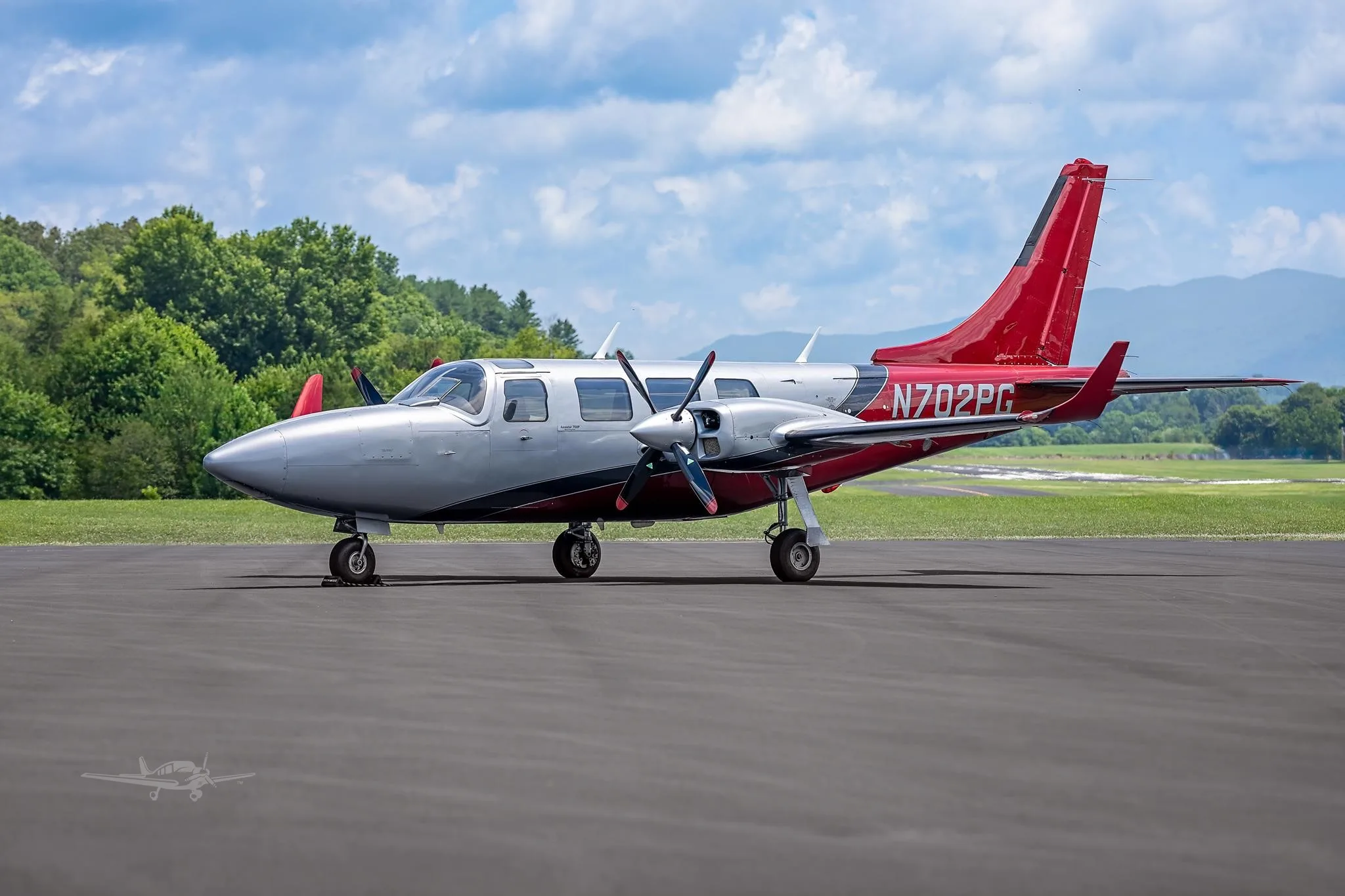 Exterior view of a 1984 AEROSTAR 700P, N702PG.