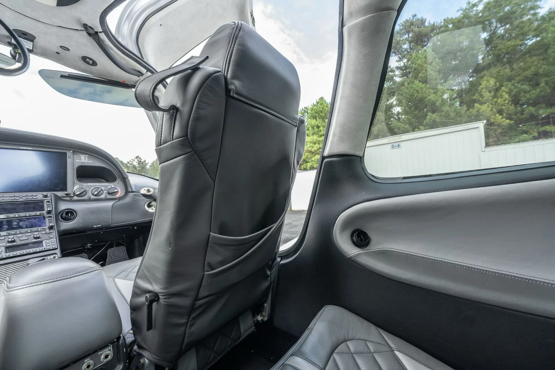 Cabin interior of a Cirrus SR22-G2 GTS.