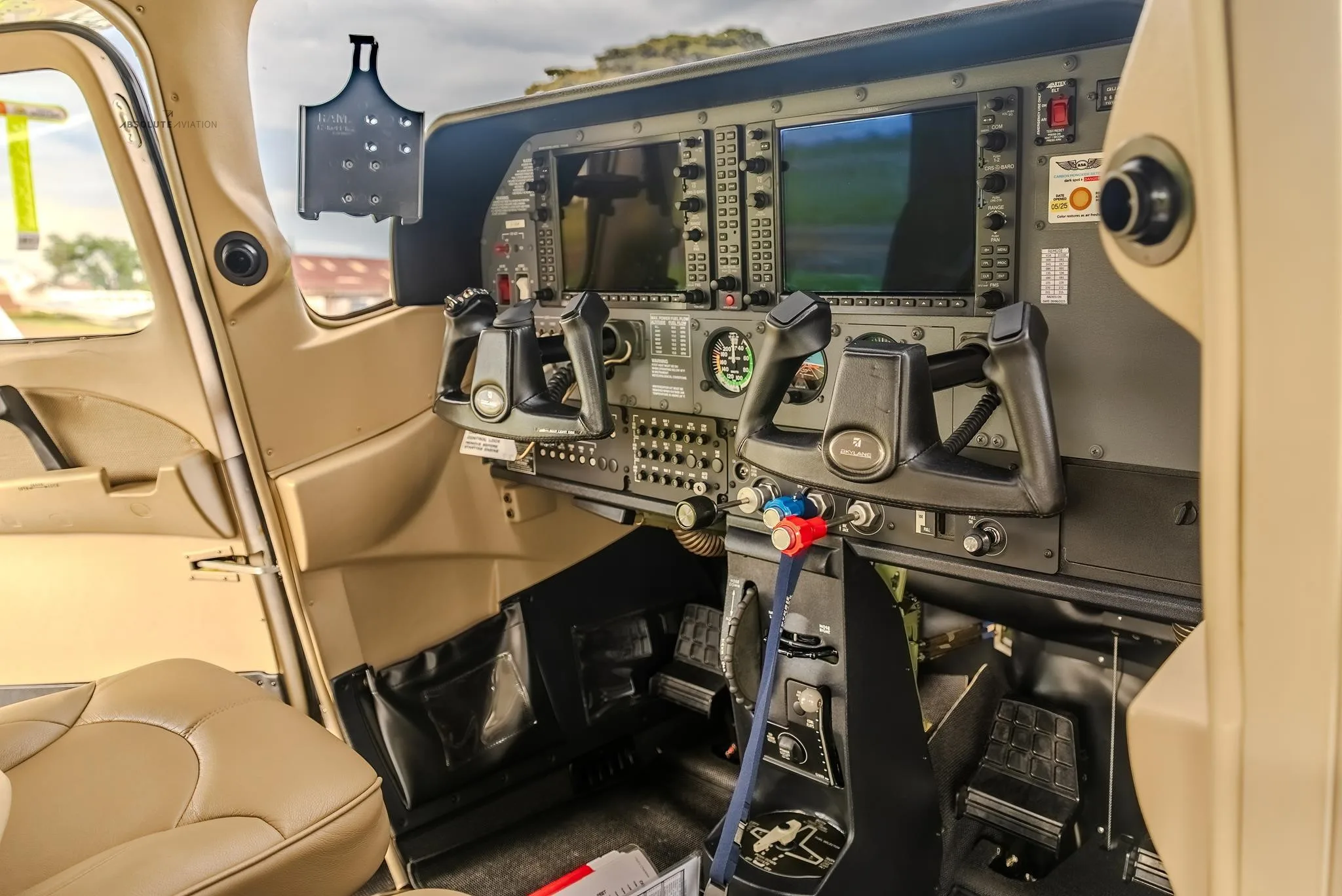 Cockpit and instrument panel of a 2018 CESSNA 182T SKYLANE.