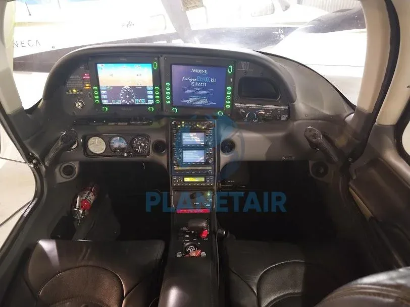 Cockpit and instrument panel of a 2006 Cirrus SR22 G2 GTS.