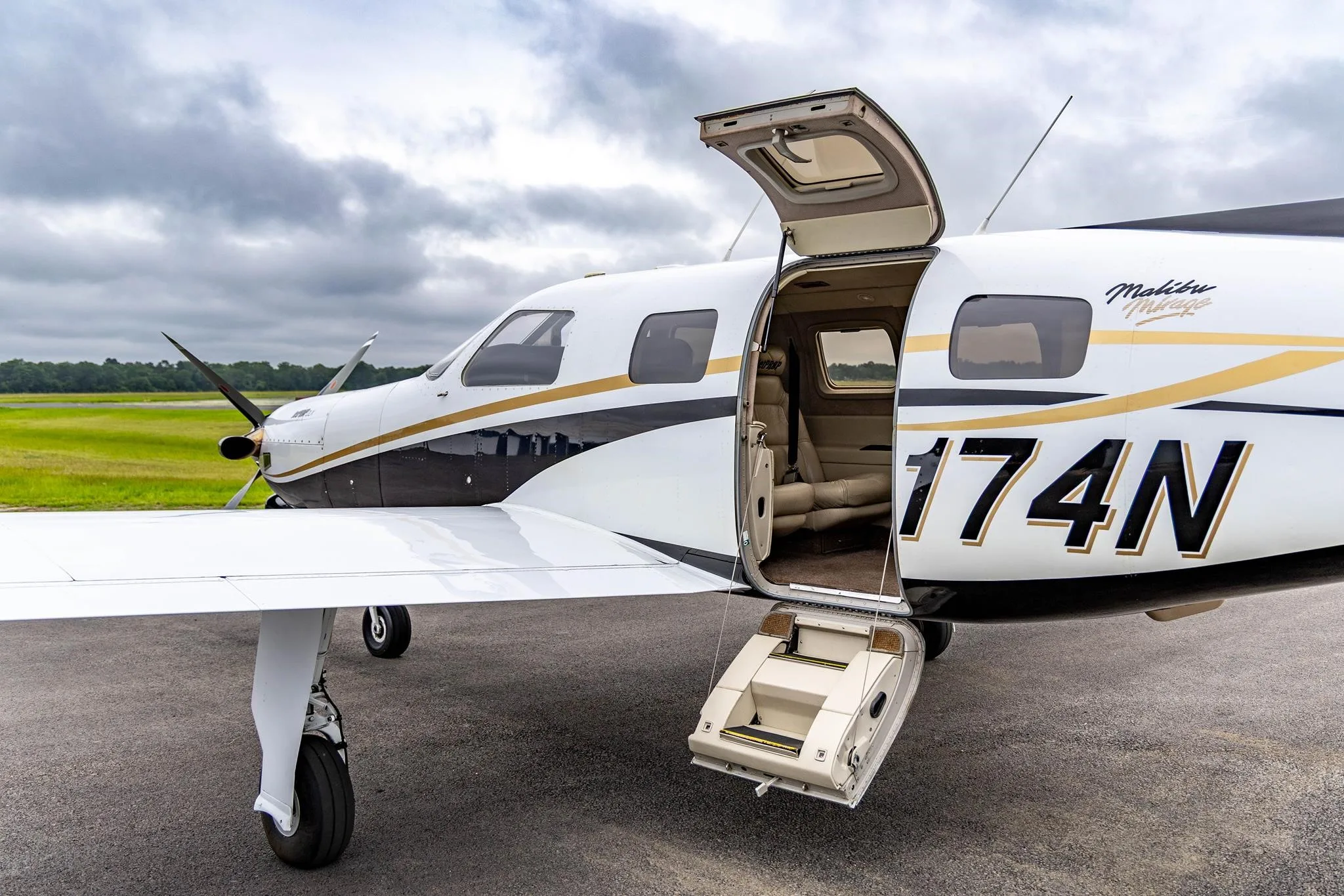 Exterior view of a 1989 PIPER JETPROP, N9174N.