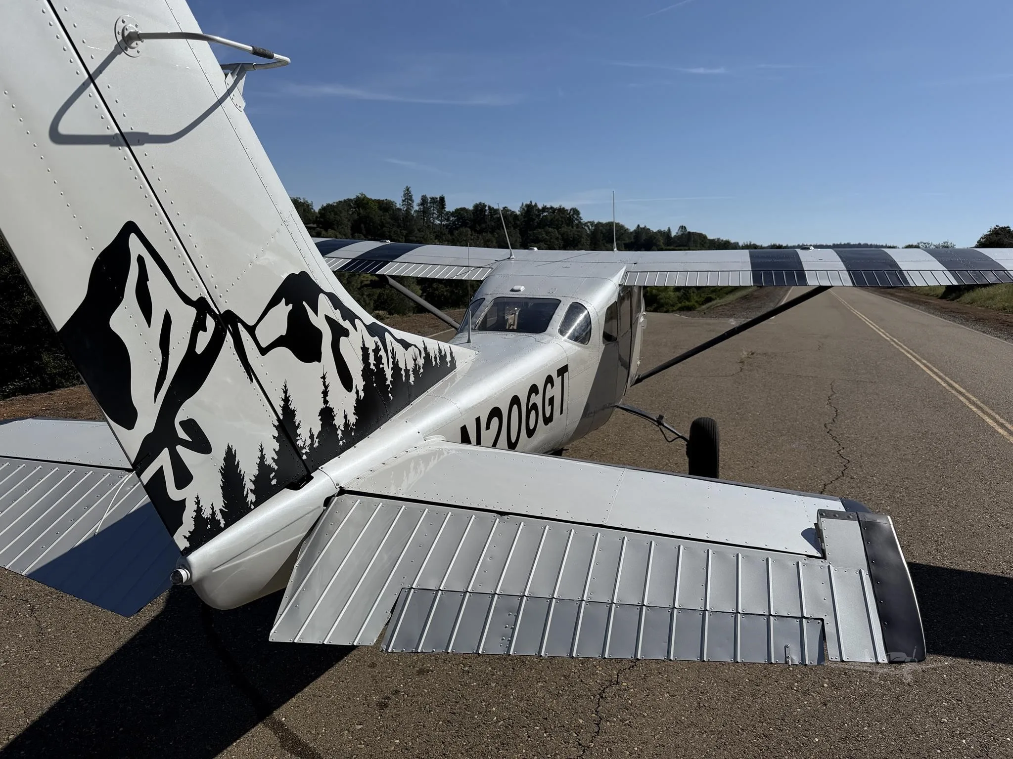Exterior view of a 1967 CESSNA P206 SUPER SKYLANE, N206GT.