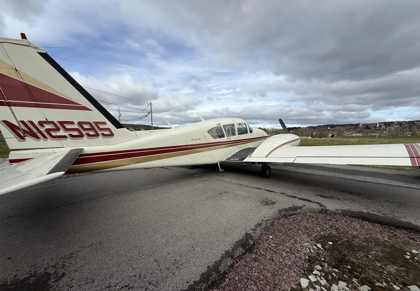 Exterior view of a 1971 Piper PA-23-250 Aztec E.