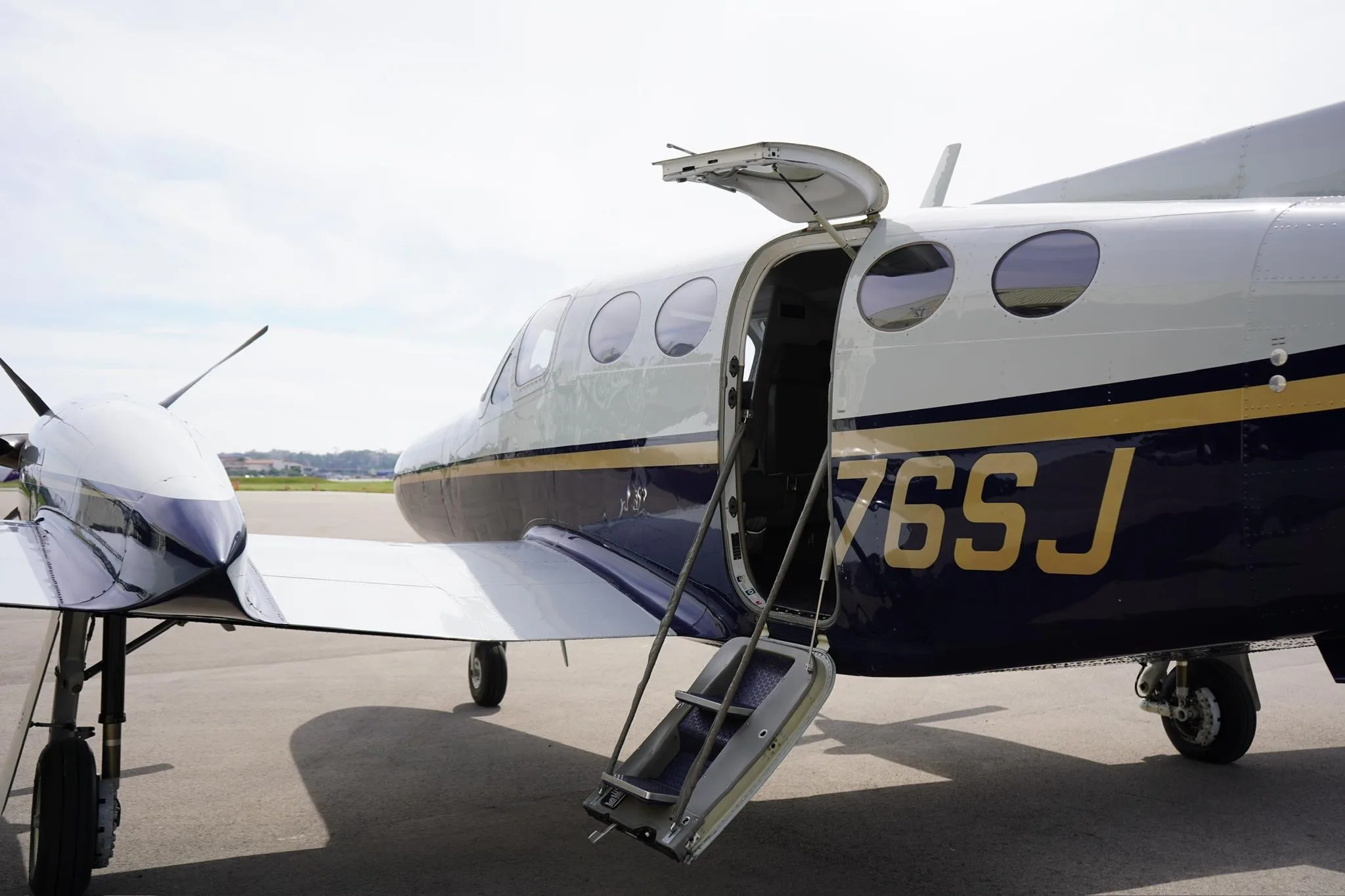 Exterior view of a 1984 CESSNA CONQUEST I, N76SJ.
