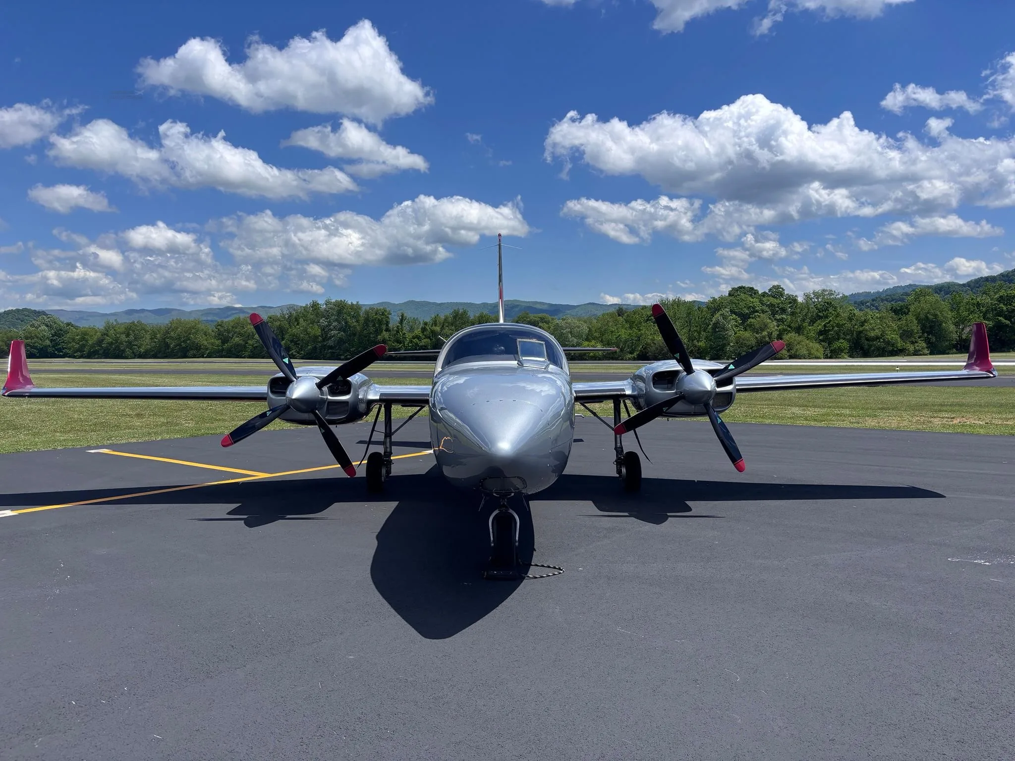 Exterior view of a 1984 AEROSTAR 700P, N702PG.