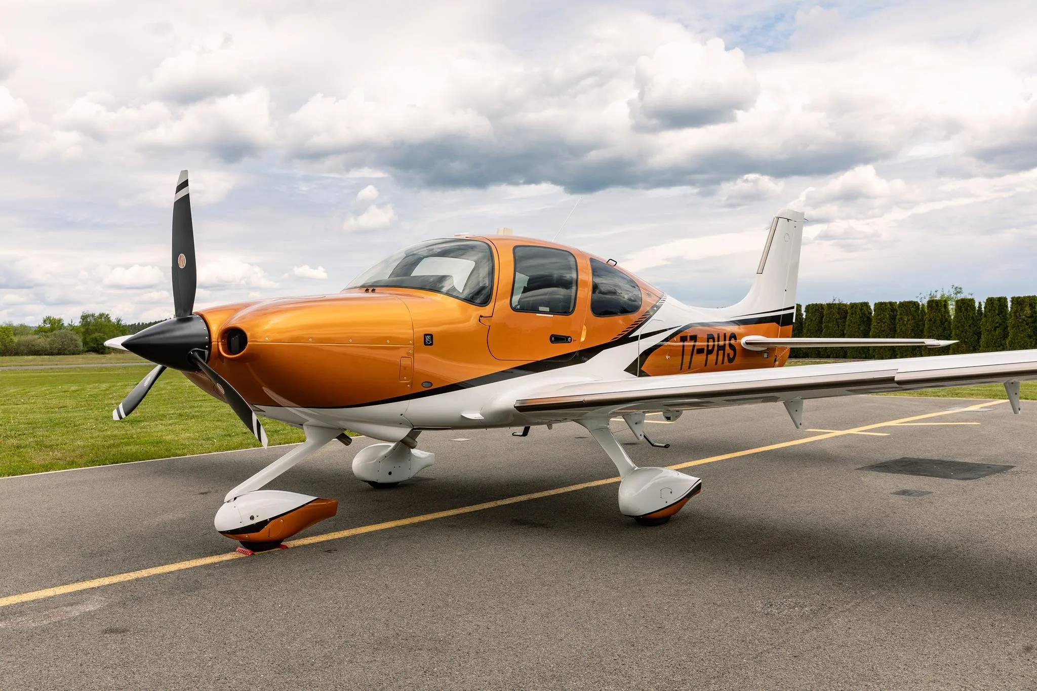 Exterior view of a 2024 CIRRUS SR22-G7, T7-PHS.
