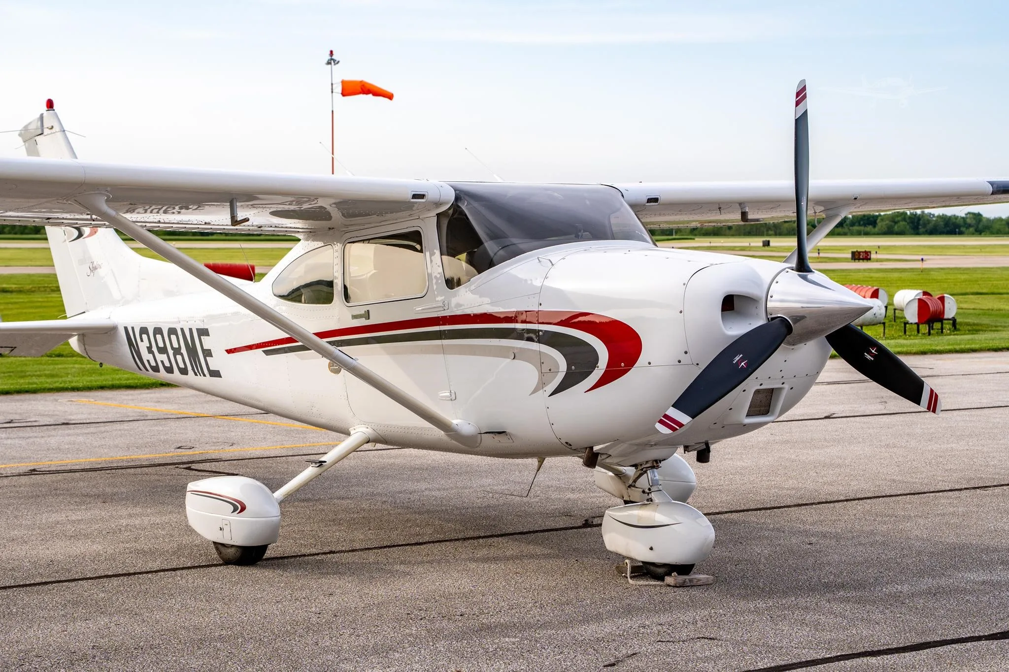 Exterior view of a 2000 CESSNA 182S SKYLANE, N398ME.