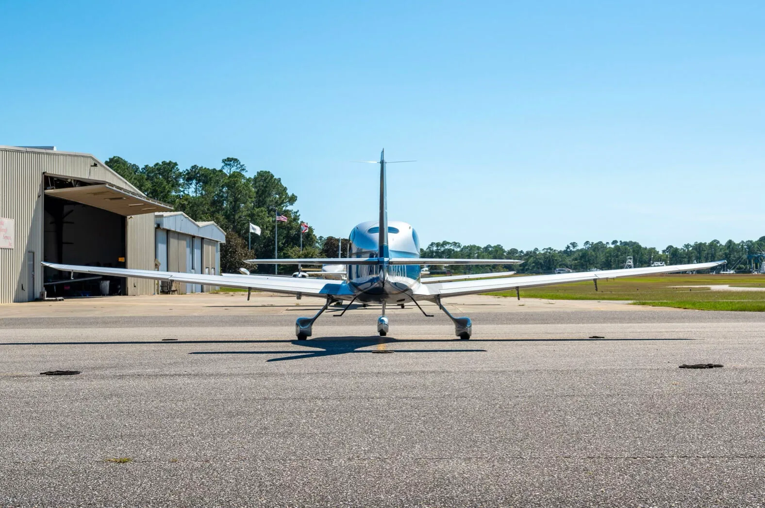 Exterior view of a 2014 Cirrus SR22 G5.
