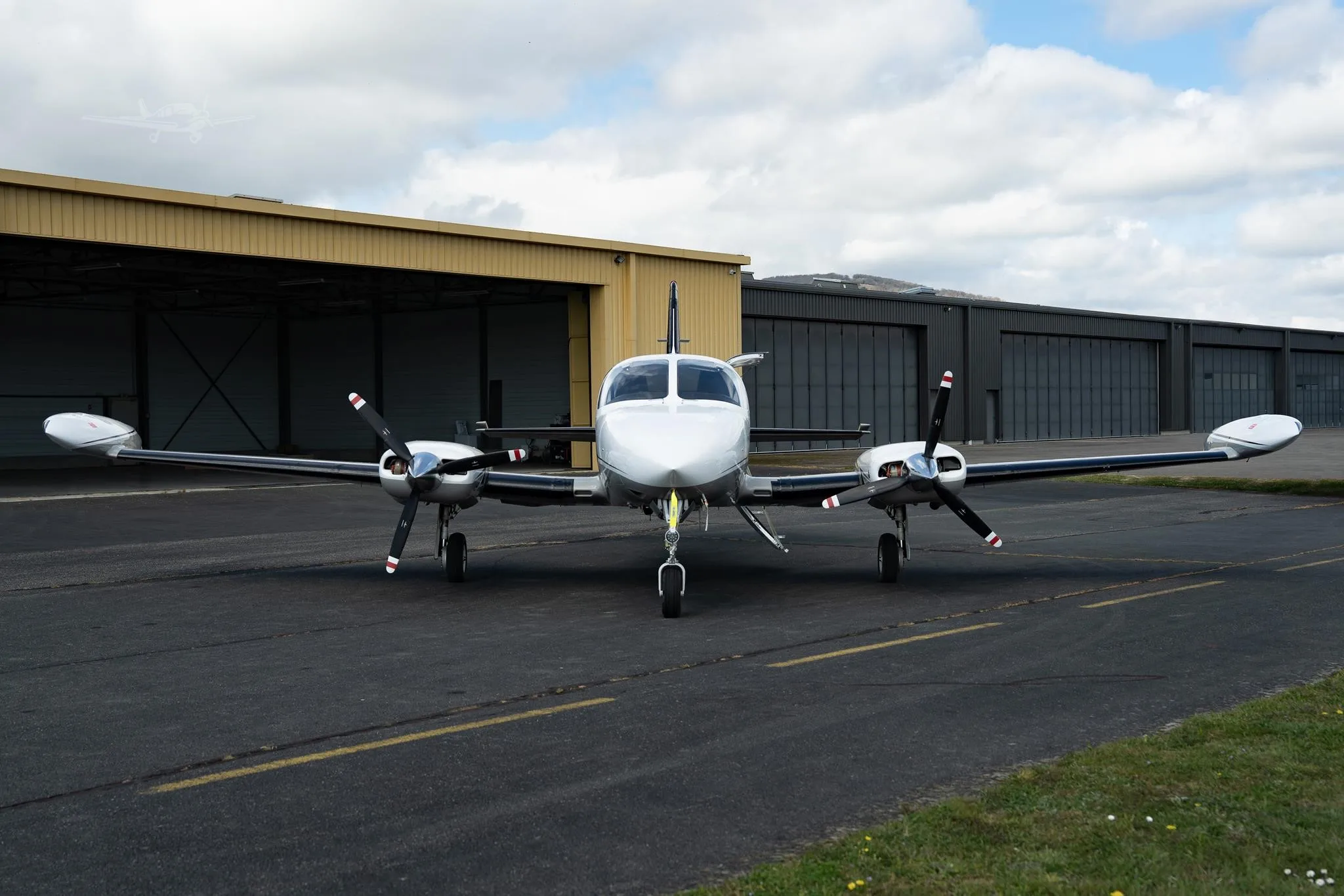 Exterior view of a 1975 CESSNA 414, N142SD.