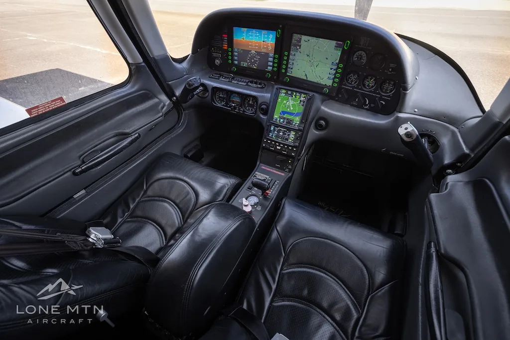 Cockpit and instrument panel of a 2005 Cirrus SR22 G2 GTS.