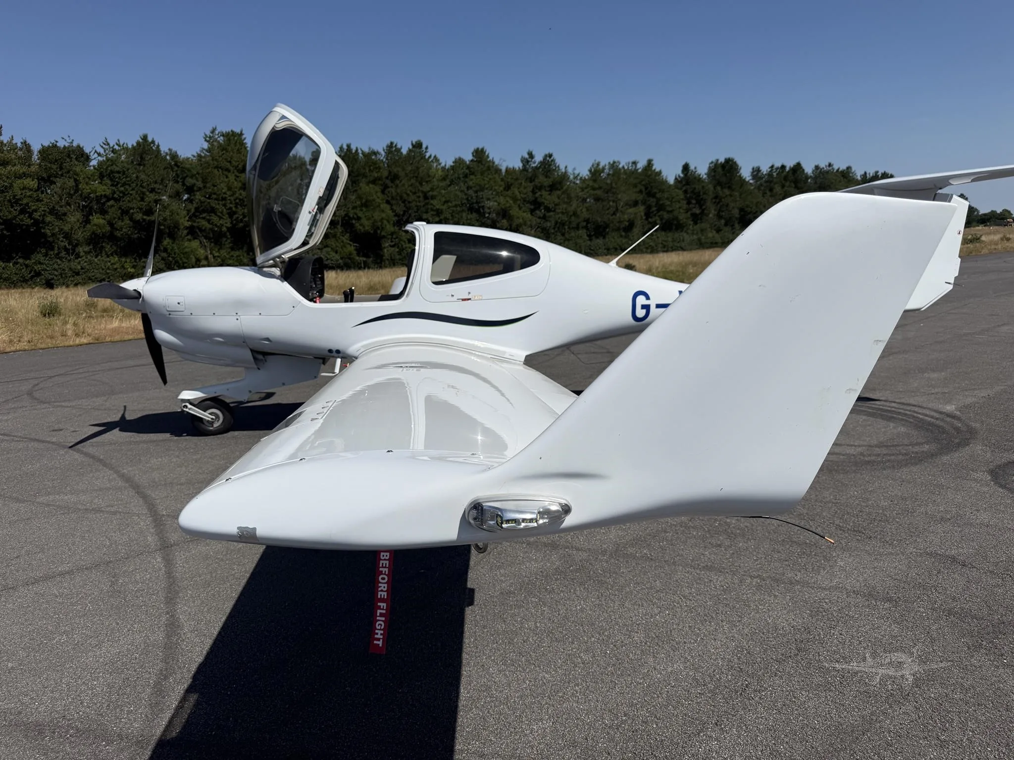 Exterior view of a 2021 DIAMOND DA40 NG, G-LDGH.