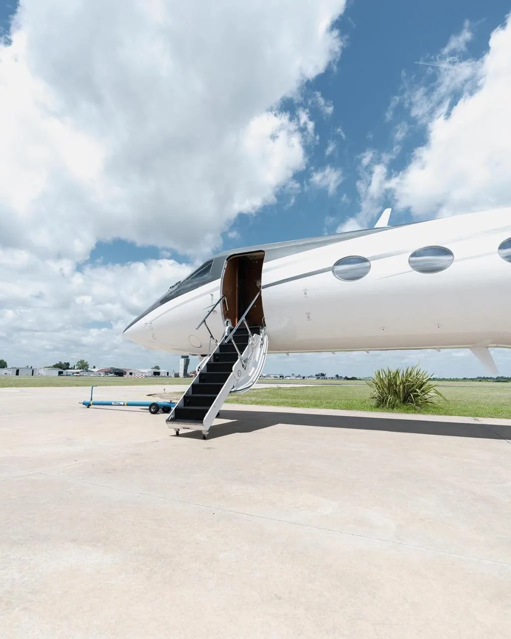 Exterior view of a 2004 GULFSTREAM G400, LV-JQW.