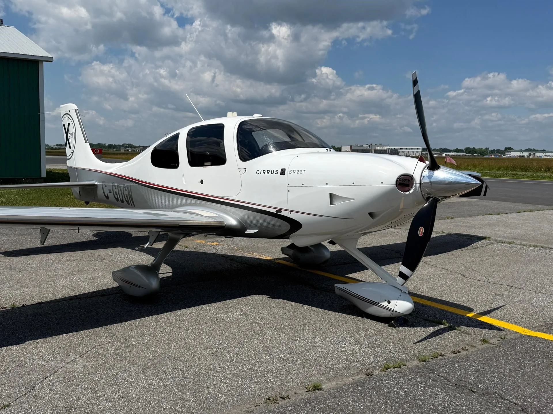 Exterior view of a 2011 CIRRUS SR22-G3 TURBO, C-GDGN.