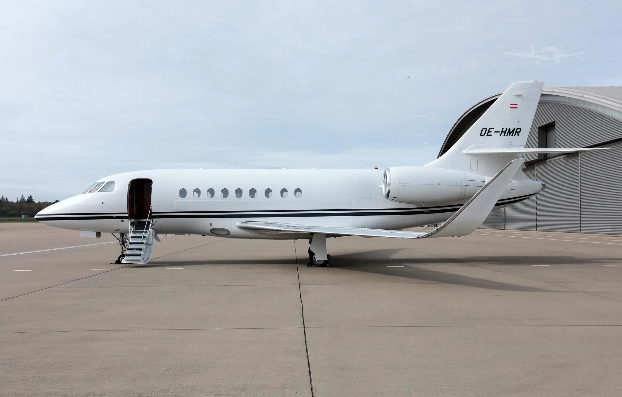 Exterior view of a 2008 DASSAULT FALCON 2000LX, OE-HMR.
