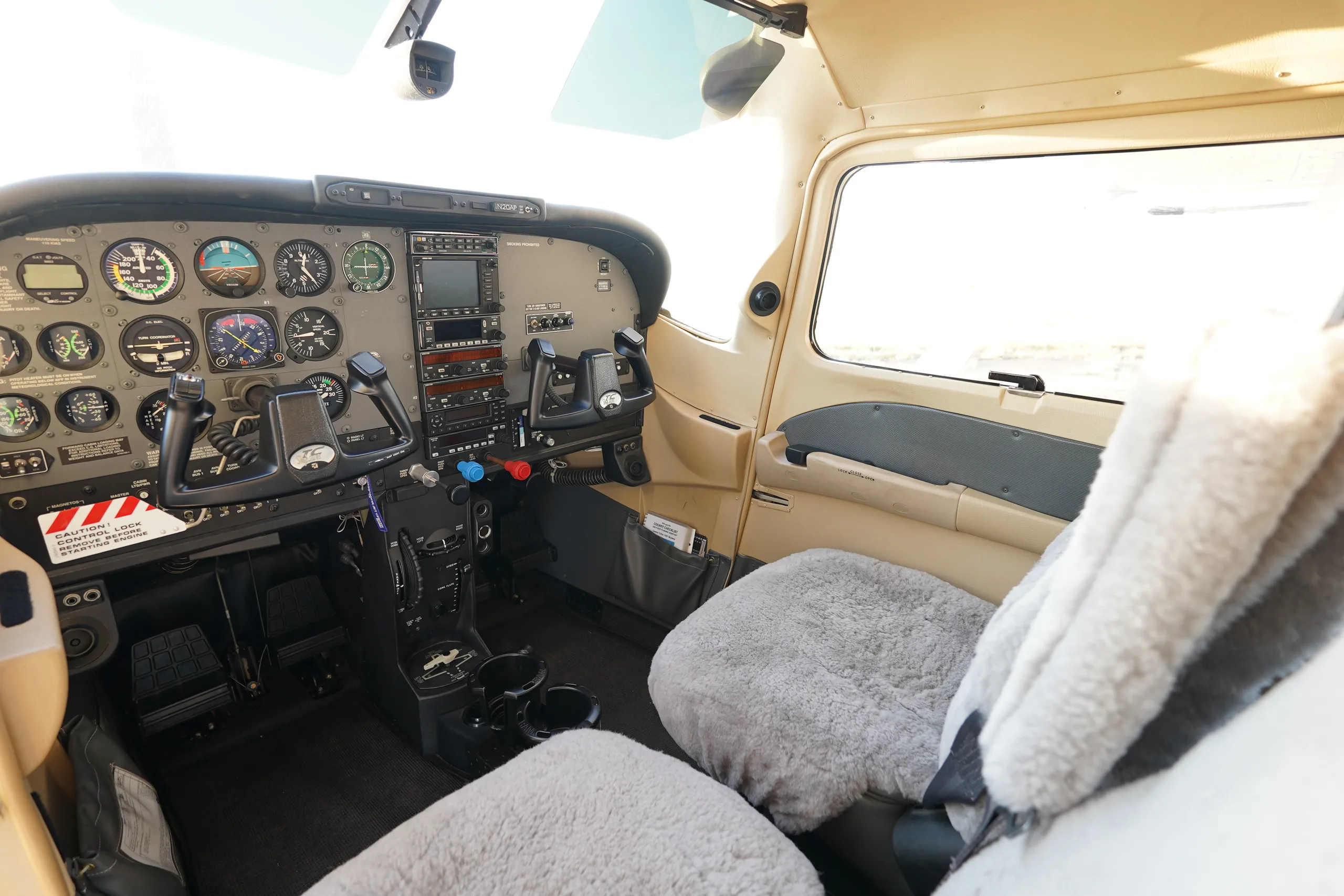Cockpit and instrument panel of a 2002 Cessna TURBO 182T SKYLANE.