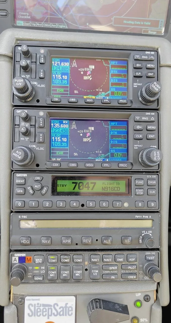 Avionics suite of a 2002 CIRRUS SR22.