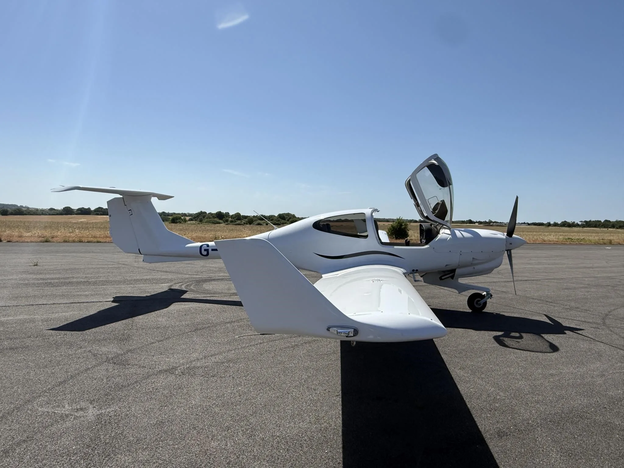 Exterior view of a 2021 DIAMOND DA40 NG, G-LDGH.