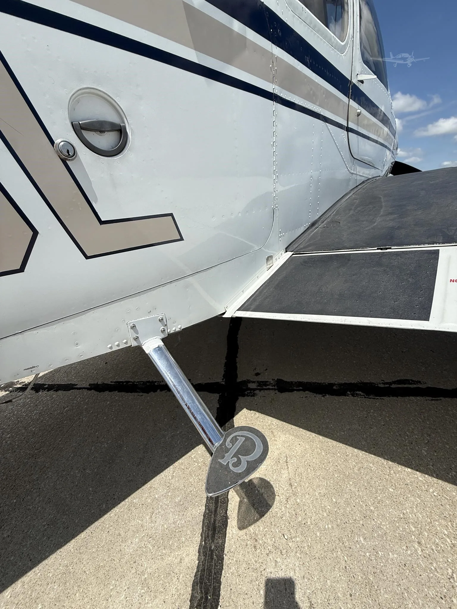 Exterior view of a 1976 BEECHCRAFT V35B BONANZA, N3206L.