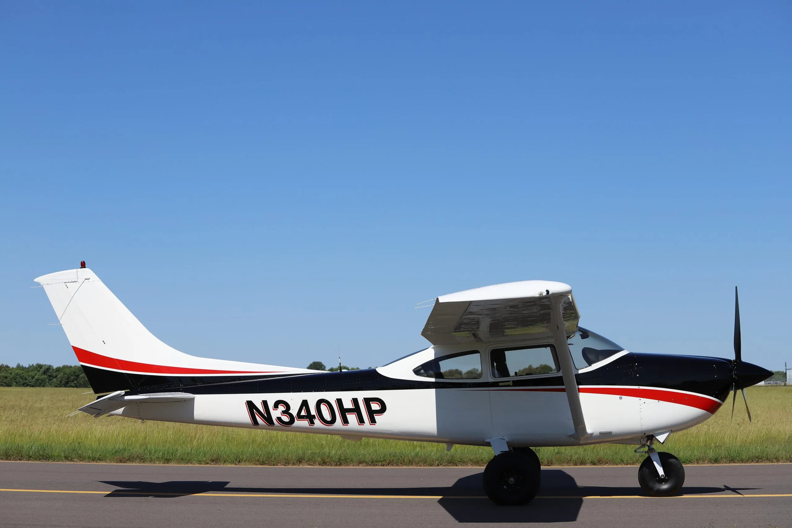 Exterior view of a 2000 Cessna 182S SKYLANE.