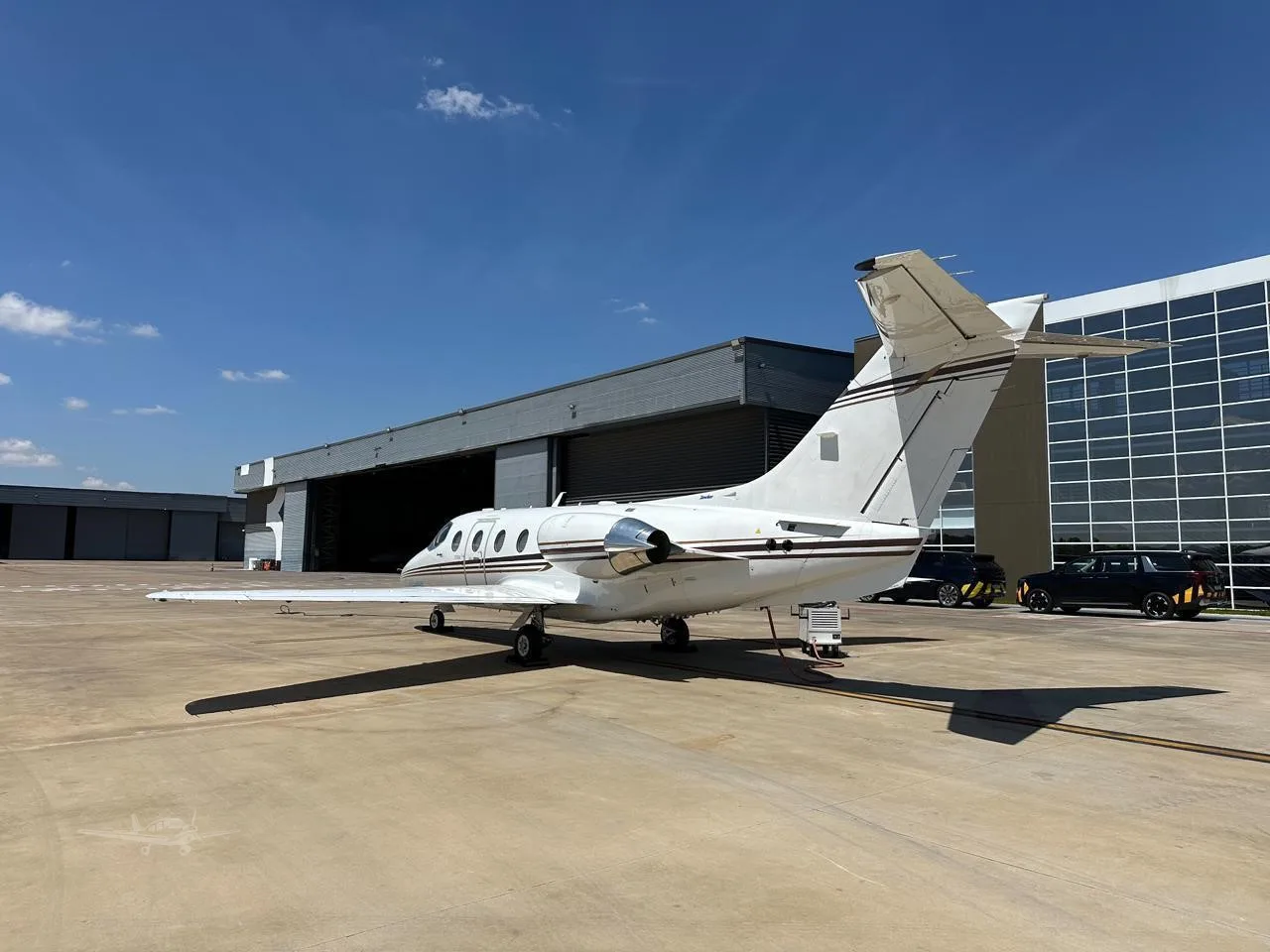 Exterior view of a 2006 HAWKER 400XP.