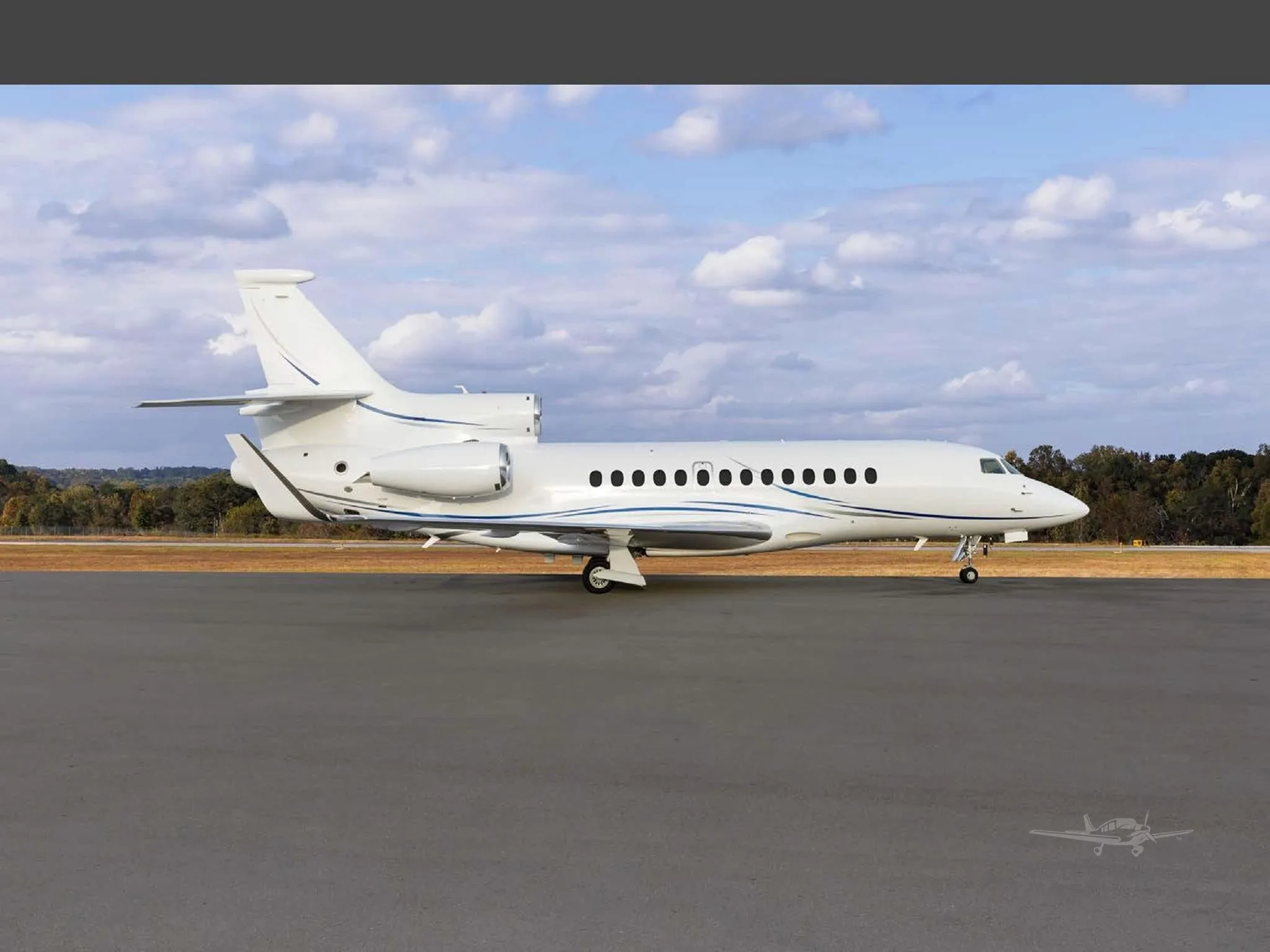 Exterior view of a 2010 DASSAULT FALCON 7X, N48JP.