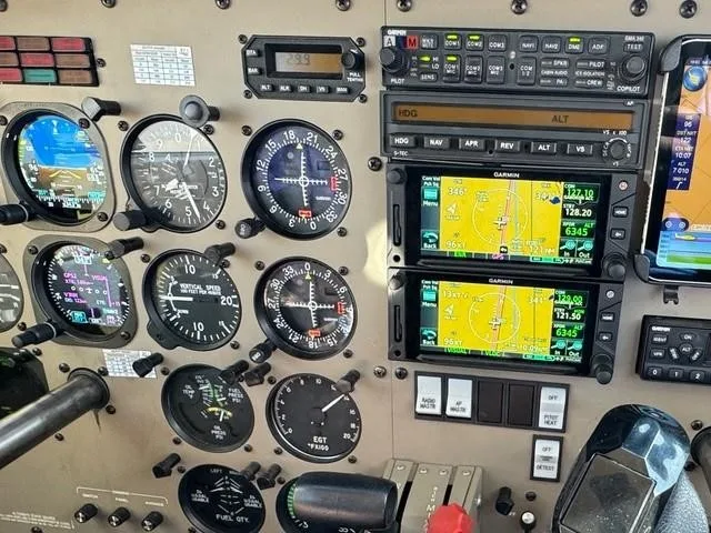 Cockpit and instrument panel of a 2000 PIPER ARCHER III.