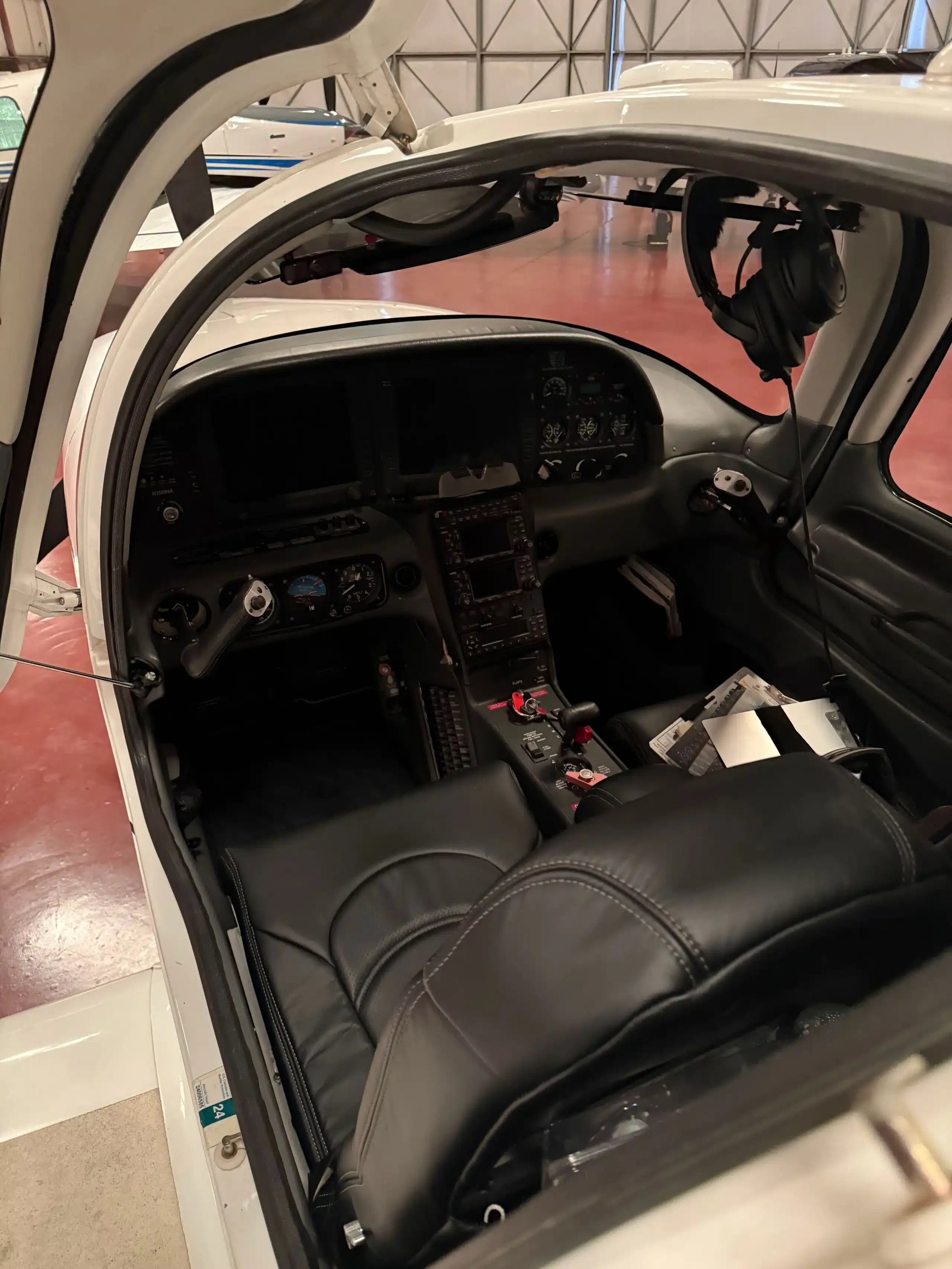 Cockpit and instrument panel of a 2005 Cirrus SR22 GTS.
