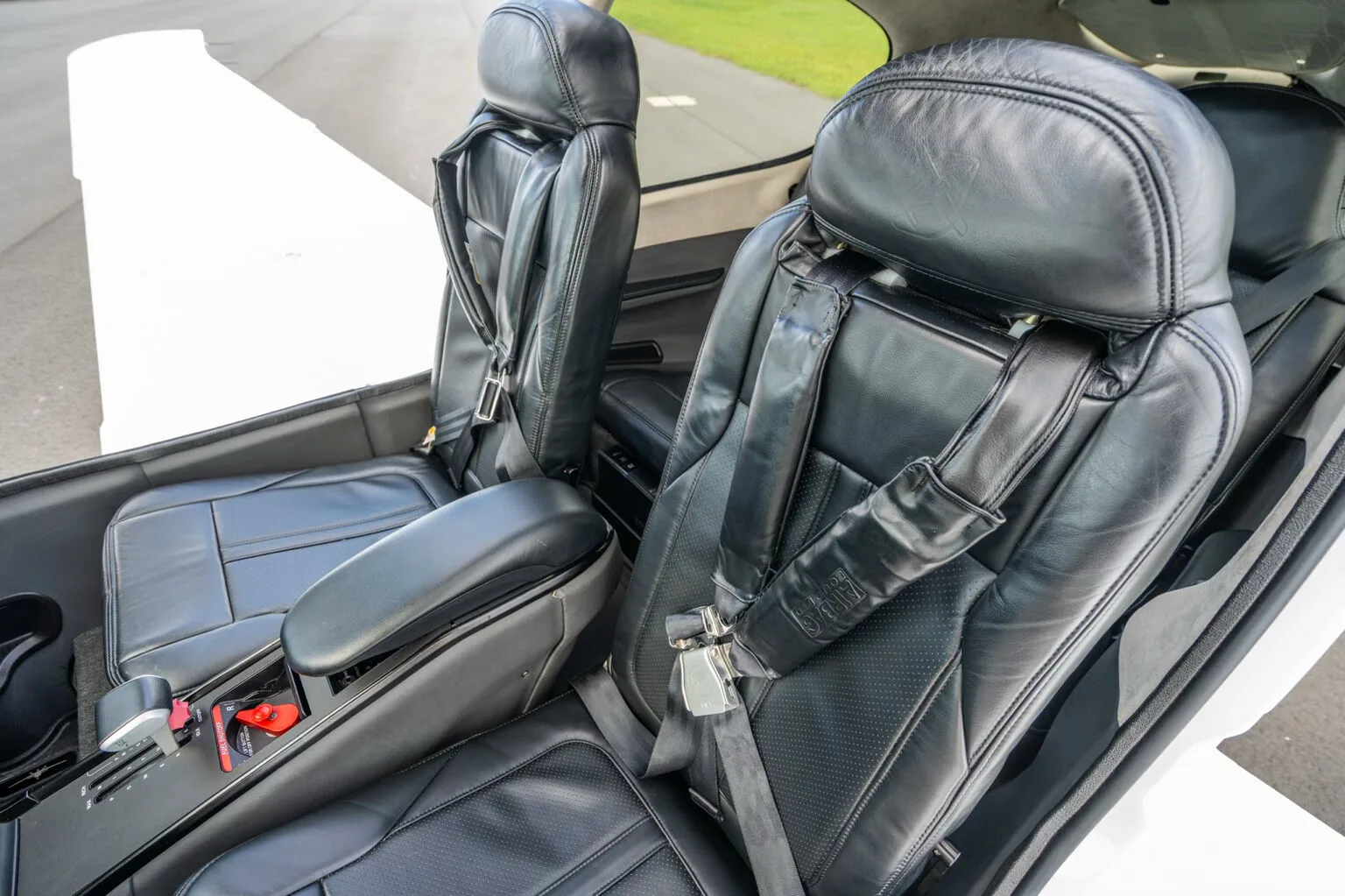 Cabin interior of a Cirrus N166R SR20-G7 - Aerista.