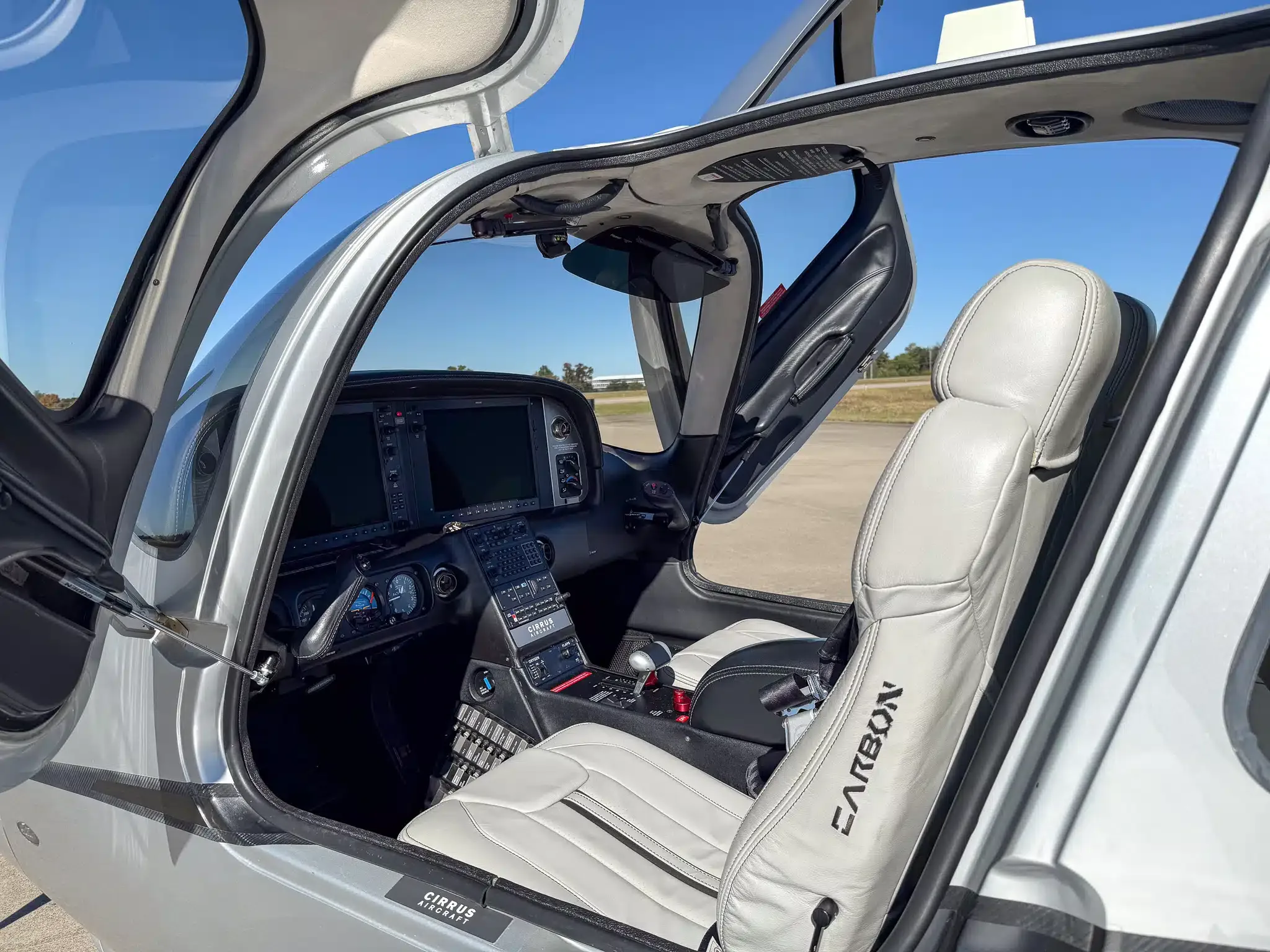 Cockpit and instrument panel of a 2014 Cirrus SR22T G5 GTS.