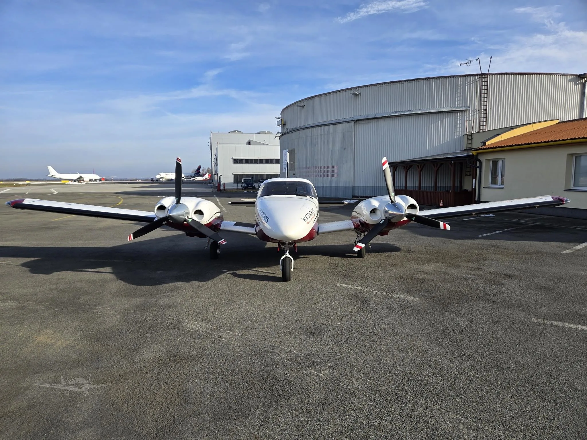 Exterior view of a 2001 PIPER SENECA V, OK-VAE.