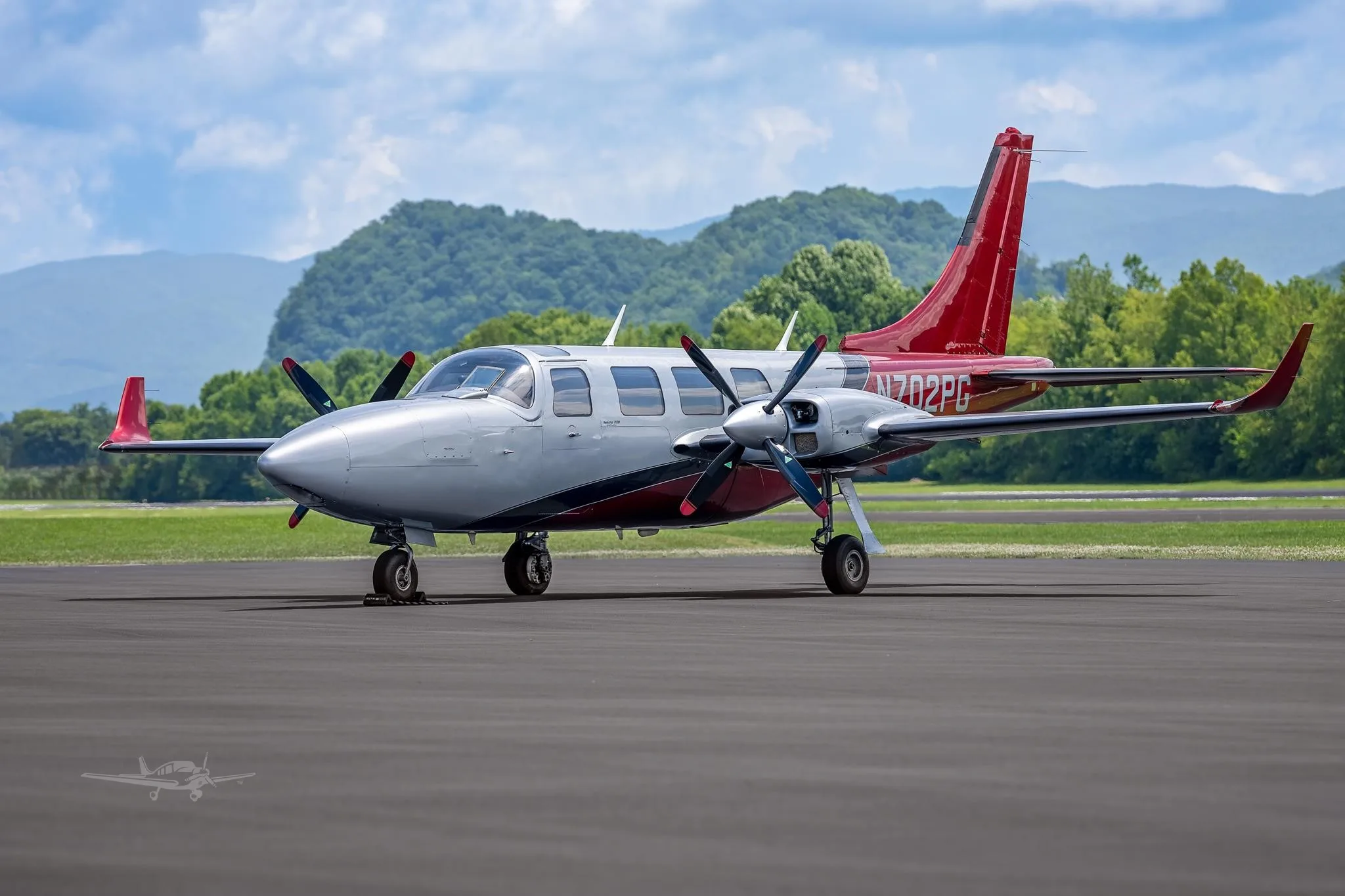 Exterior view of a 1984 AEROSTAR 700P, N702PG.