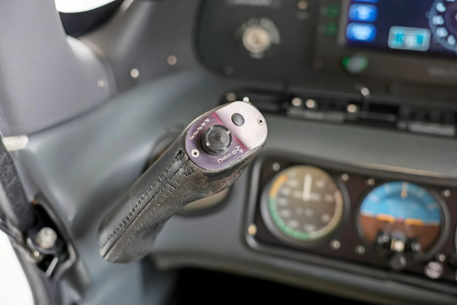 Cockpit and instrument panel of a Cirrus SR20-G2 GTS.