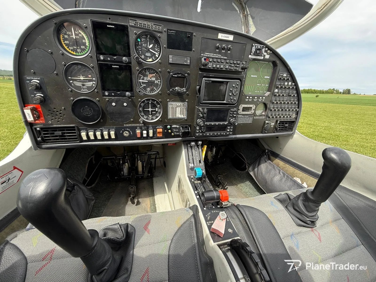 Cockpit and instrument panel of a 2001 Diamond DA40 STAR 180.