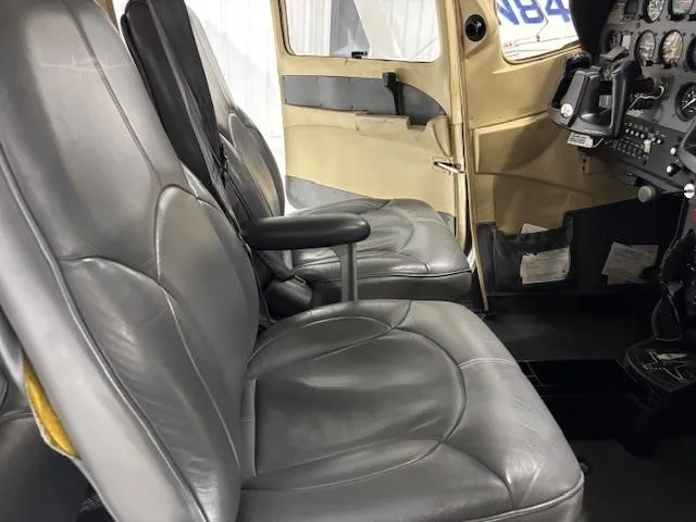 Cabin interior of a 2001 CESSNA 182T SKYLANE.