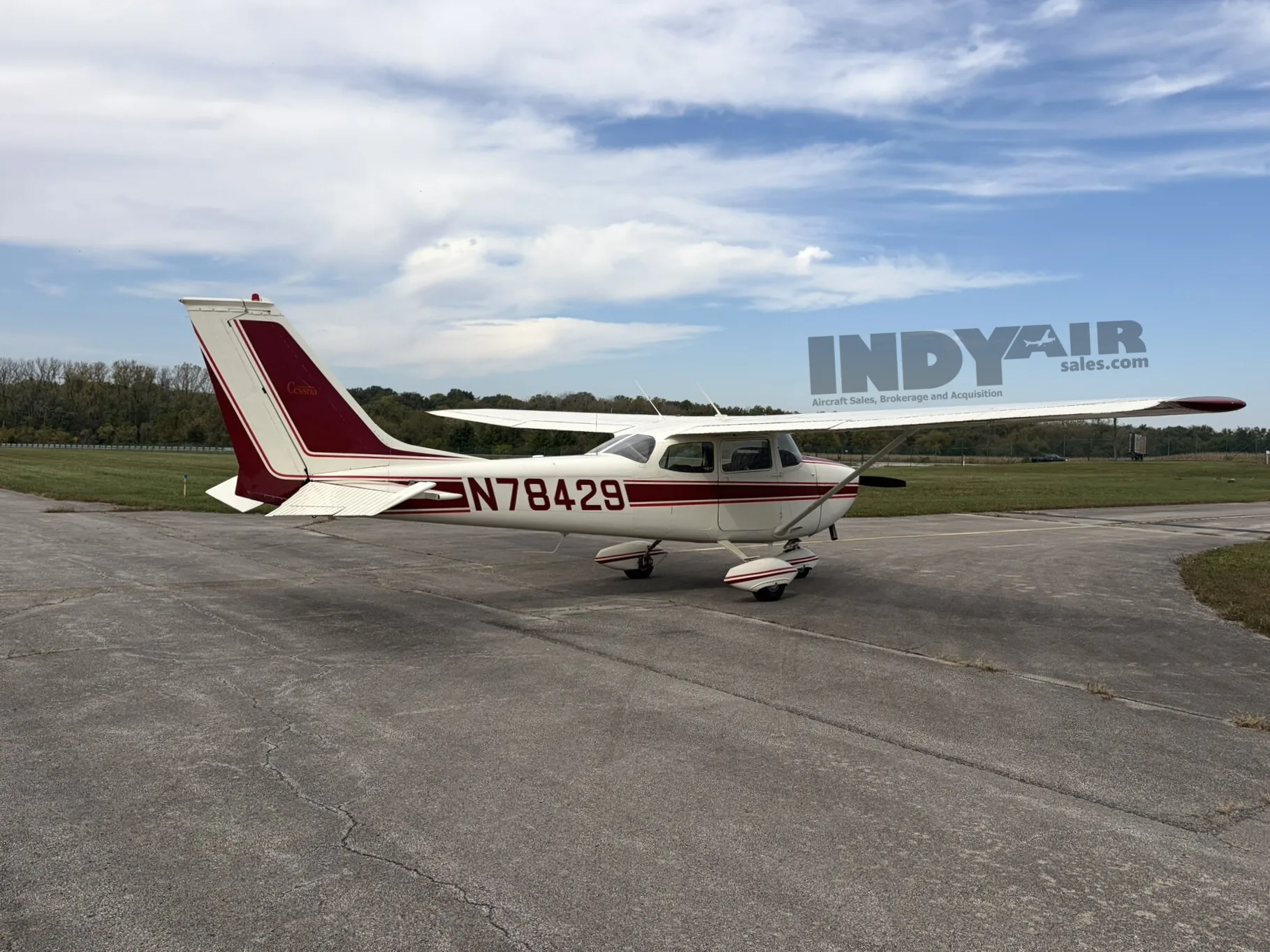 Exterior view of a Cessna 172K, N78429.