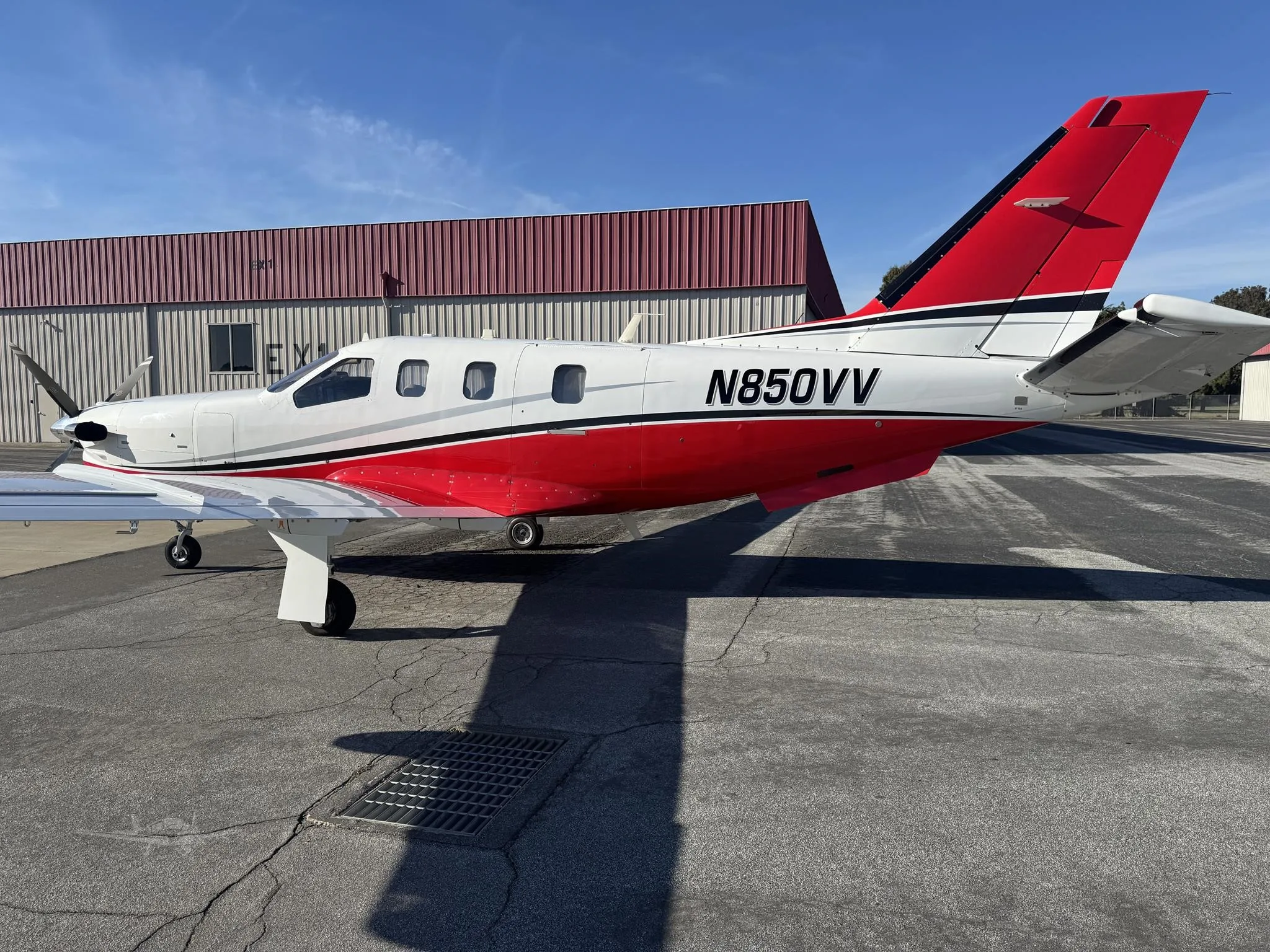 Exterior view of a 2000 DAHER TBM 700B, N850VV.