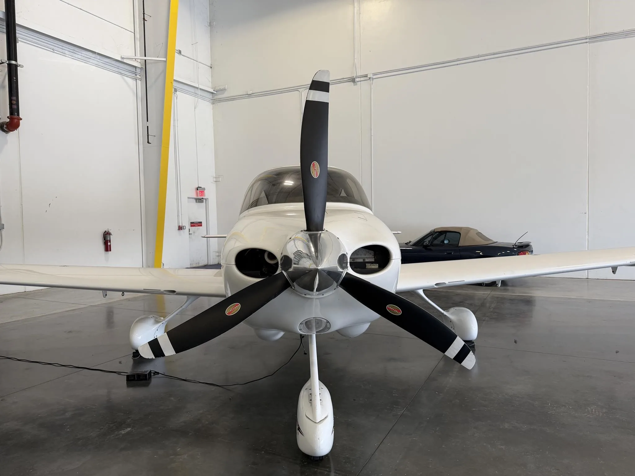 Exterior view of a 2001 CIRRUS SR20, N222HW.