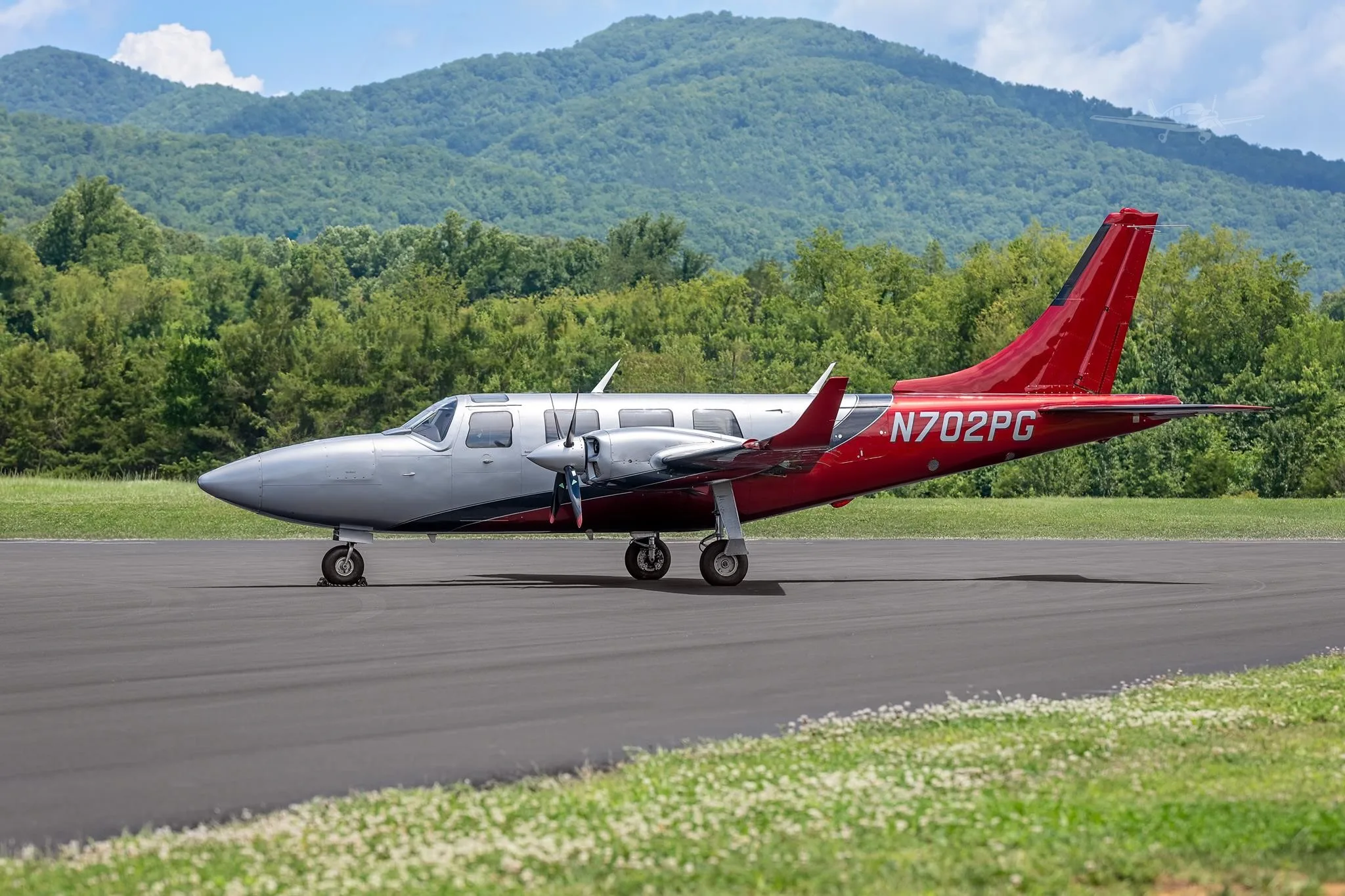 Exterior view of a 1984 AEROSTAR 700P, N702PG.