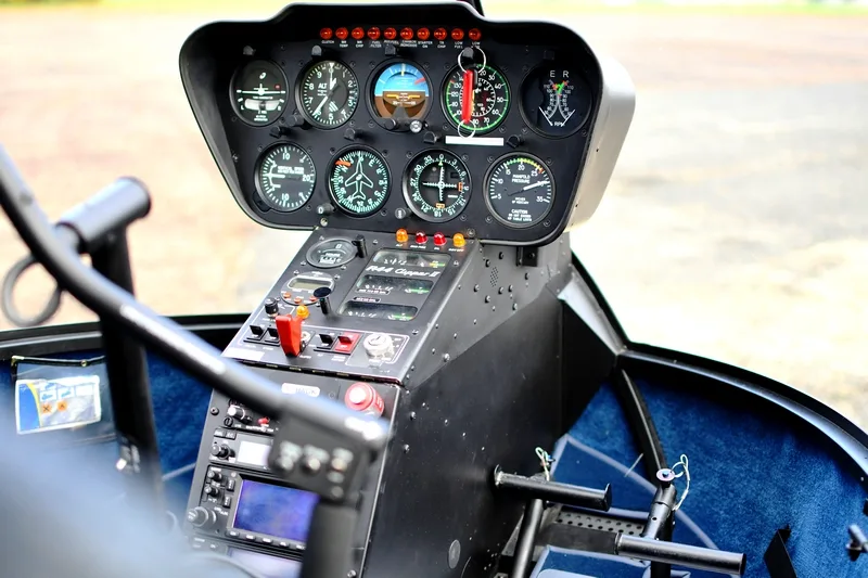 Cockpit and instrument panel of a Robinson R-44 CLIPPER II.