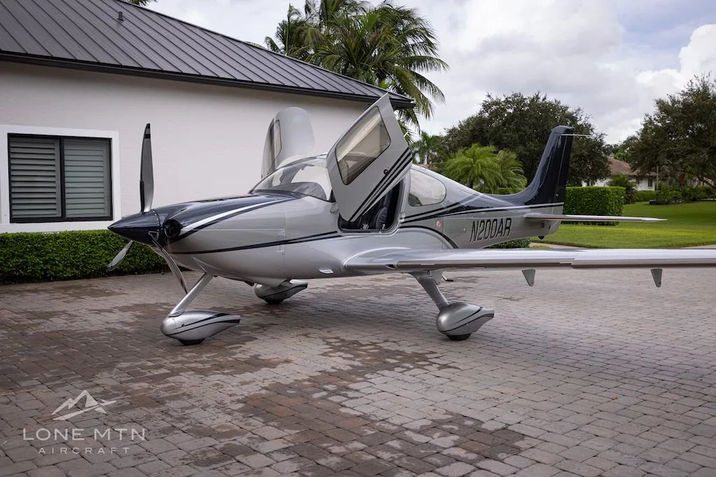 Exterior view of a 2004 Cirrus SR22 G2 GTS, N200AR.