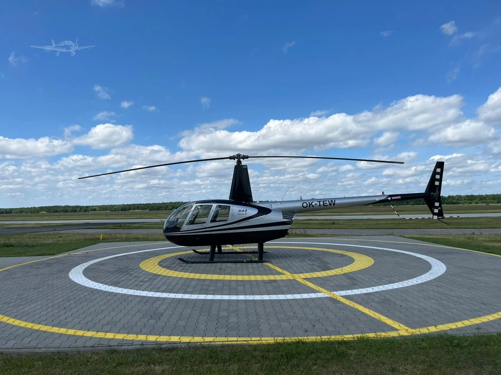 Exterior view of a 2009 ROBINSON R44 RAVEN II, OK-TEW.