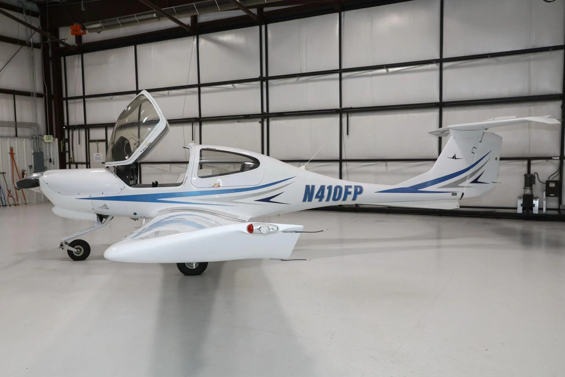 Exterior view of a 2007 Diamond DA40.