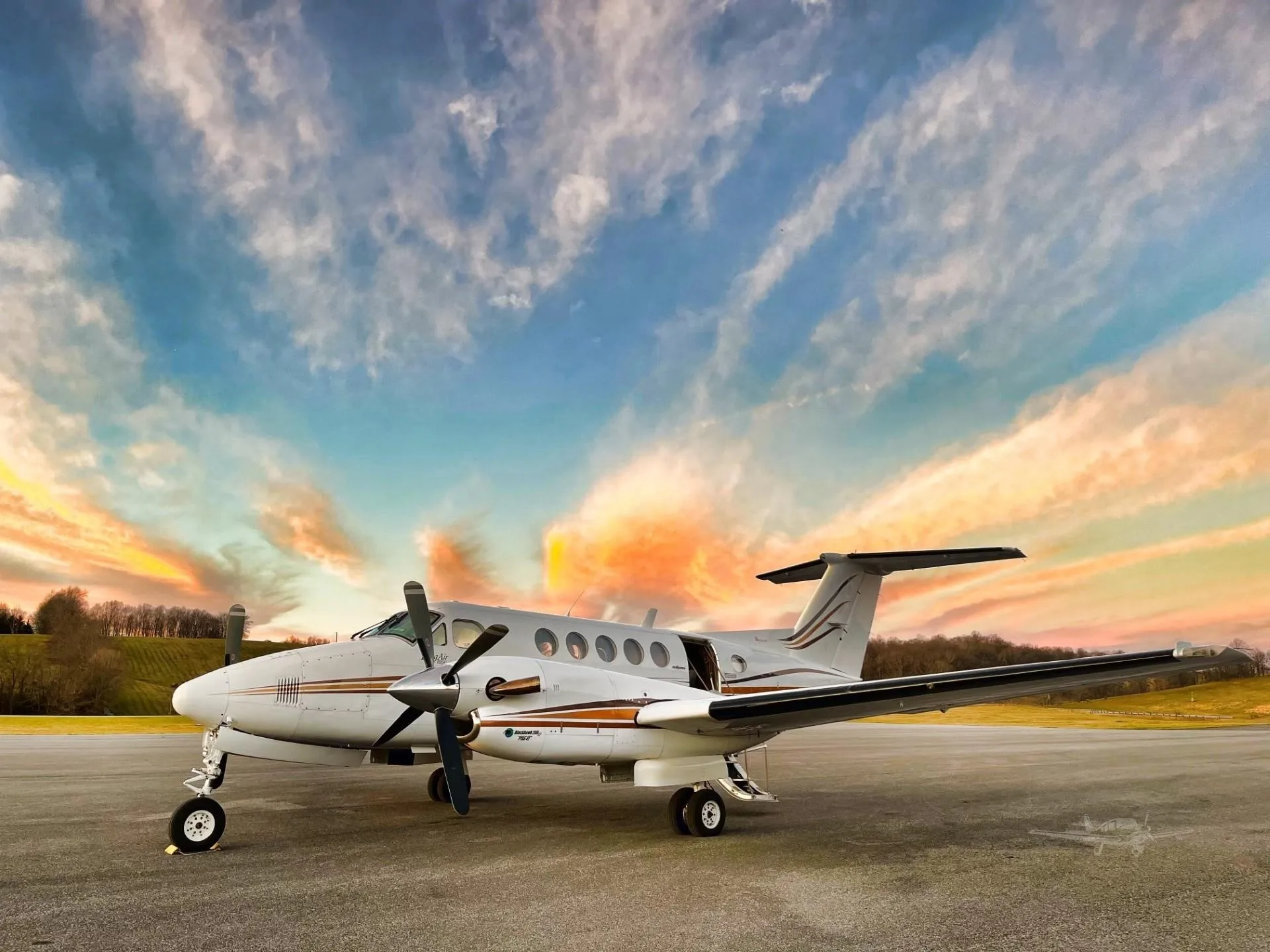 Exterior view of a 1979 BEECHCRAFT KING AIR 200, N976KC.