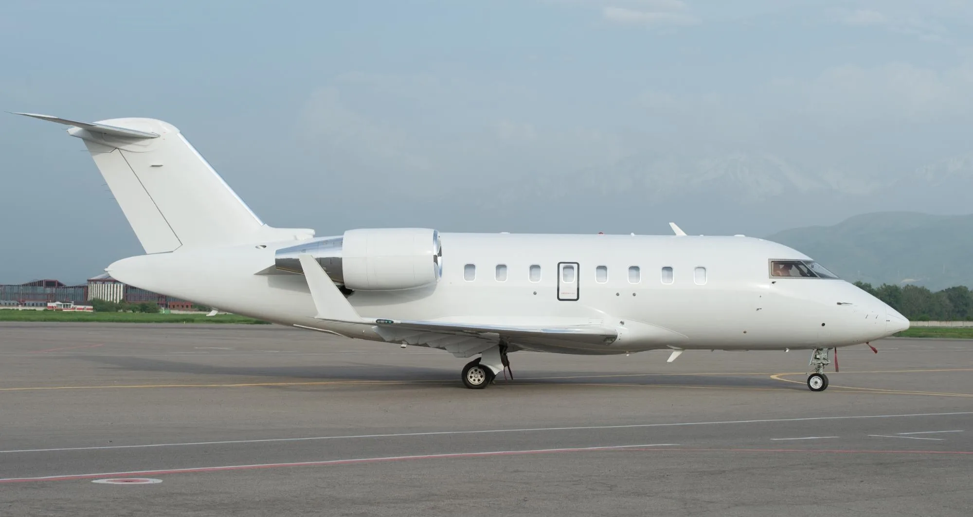 Exterior view of a 1998 Bombardier Challenger 604.