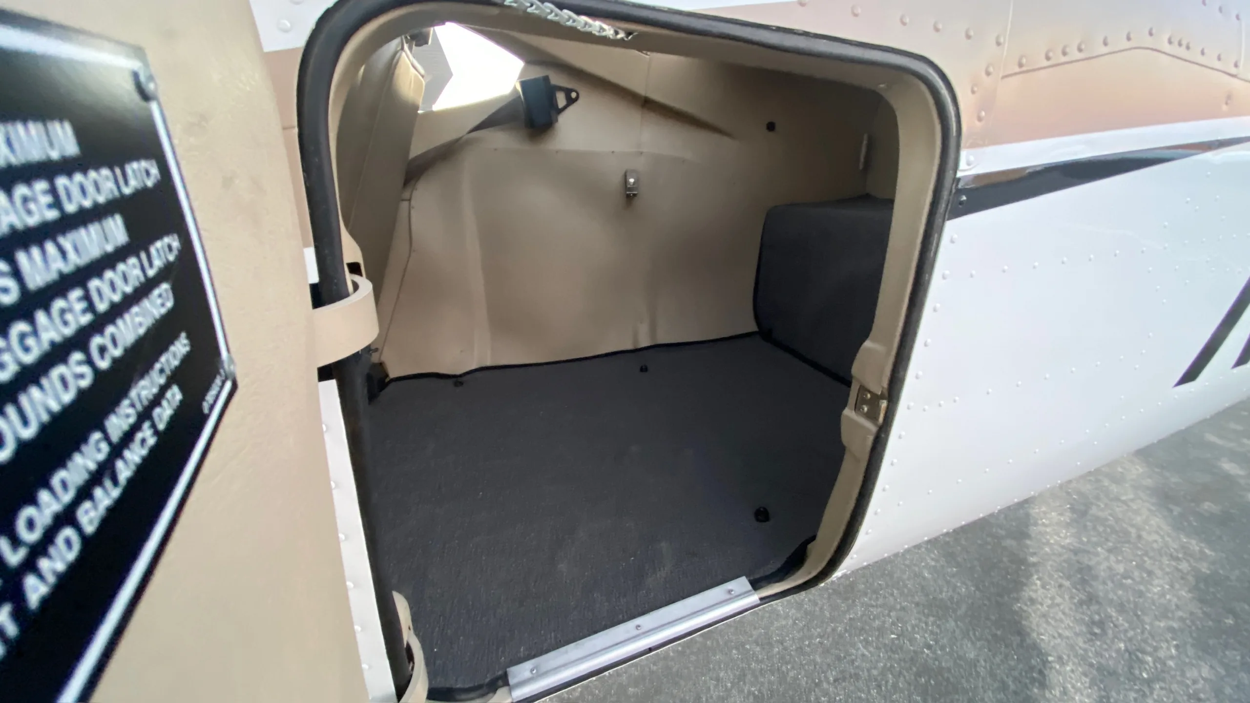 Cabin interior of a 2004 Cessna T182T.