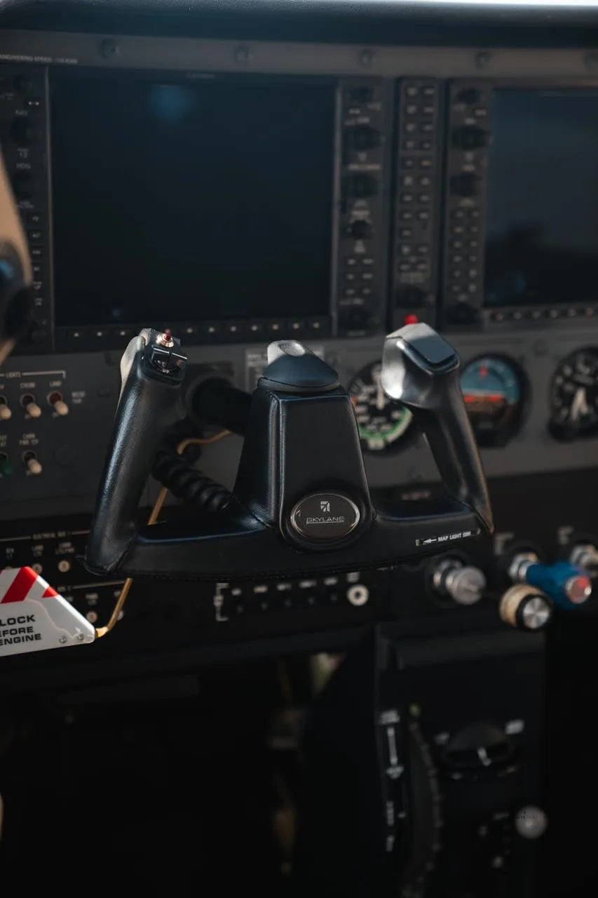 Cockpit and instrument panel of a 2018 CESSNA 182T SKYLANE.