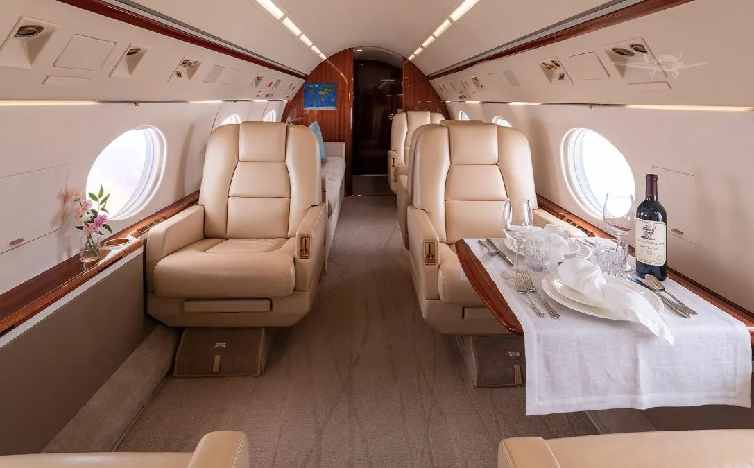 Cabin interior of a 1999 GULFSTREAM GIVSP.
