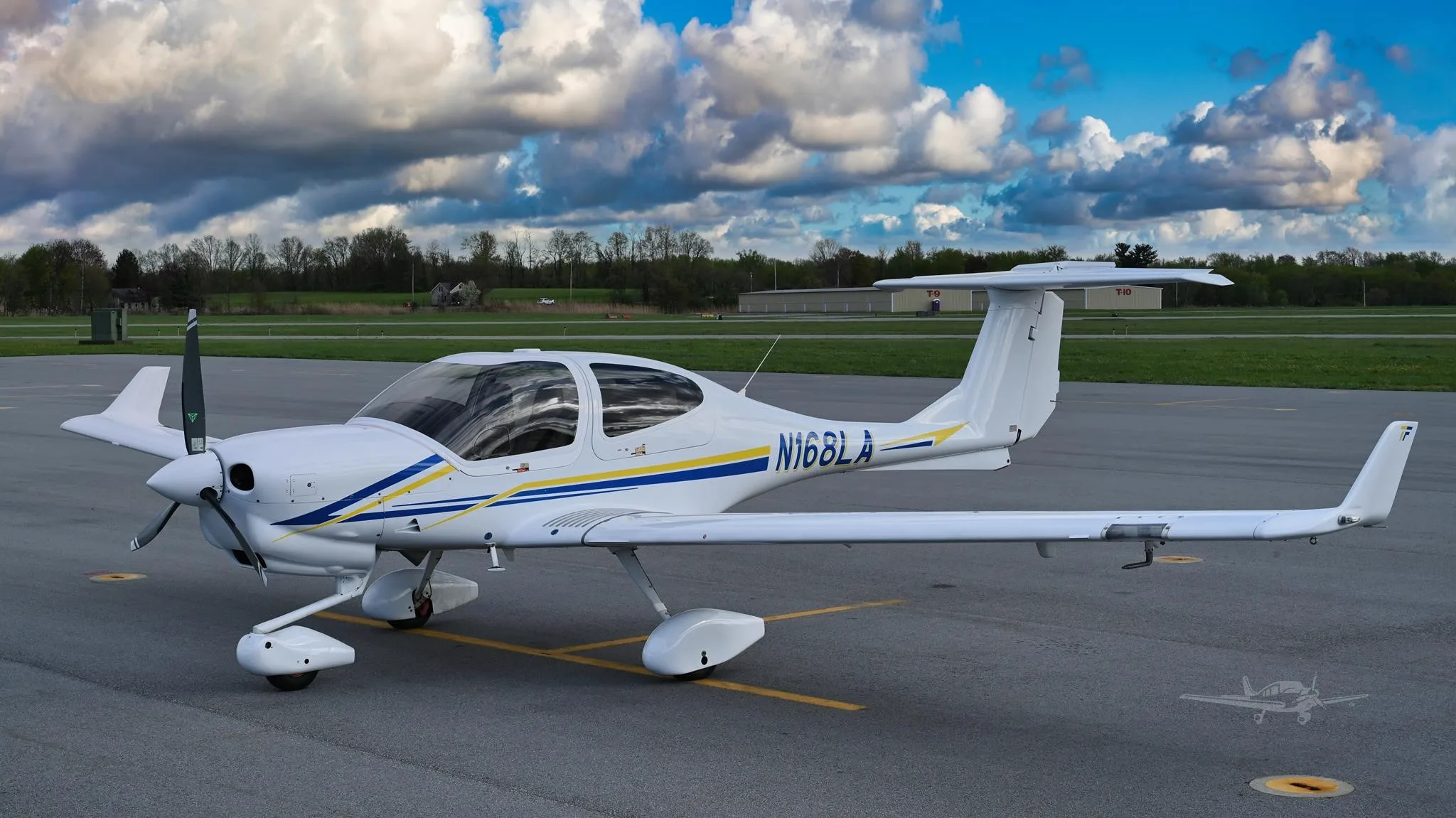 Exterior view of a 2020 DIAMOND DA40 NG, N168LA.